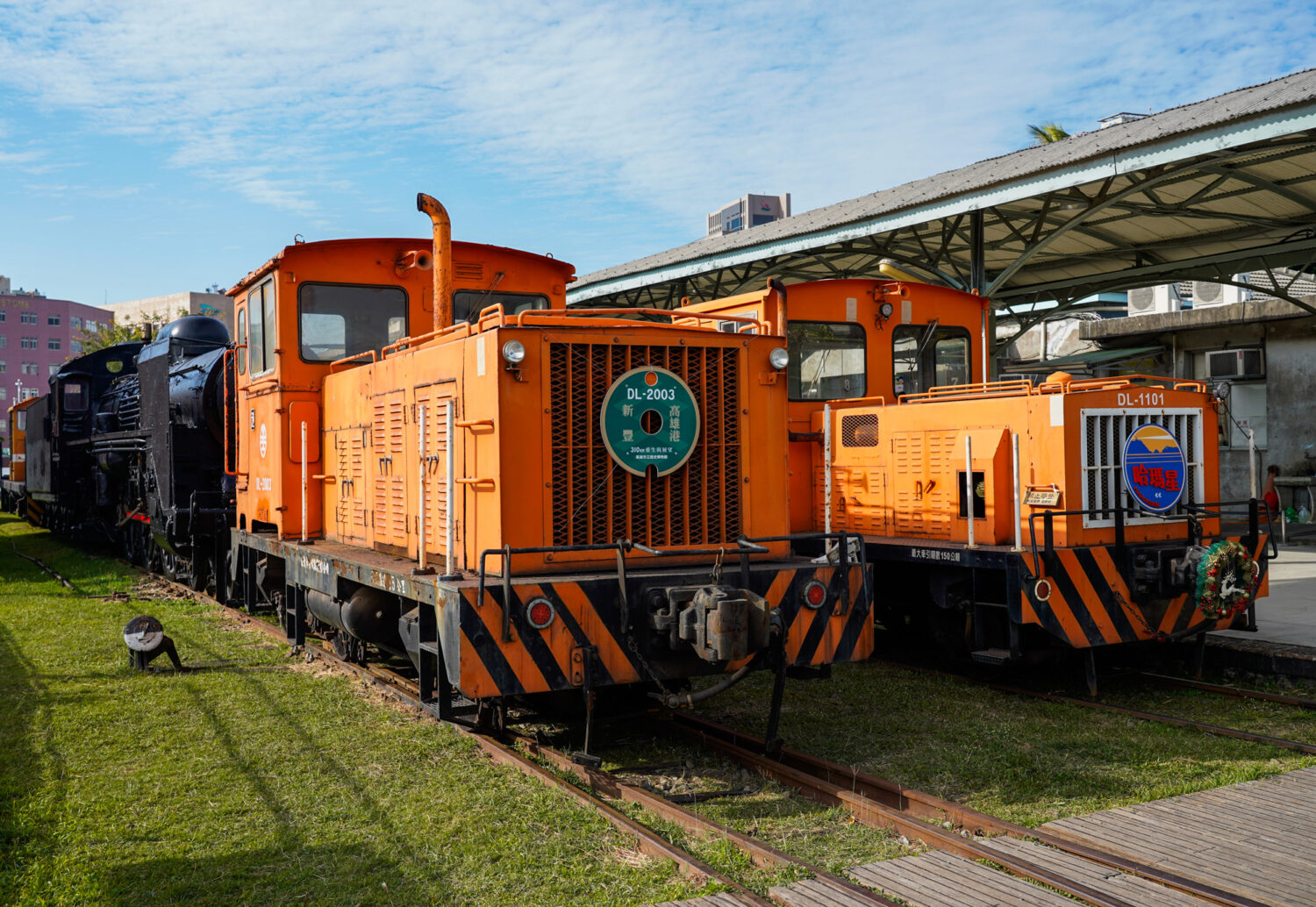 哈瑪星鐵道文化園區鐵道展示再加一 DL-2003號貨車移動機運抵舊打狗驛故事館 哈瑪星鐵道文化園區鐵道展示再加一 DL-2003號貨車移動機運抵舊打狗驛故事館
