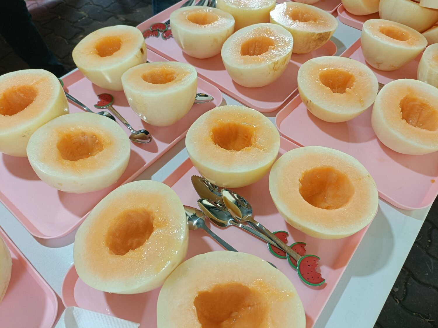 高雄新品「天使」洋香瓜於神農市集亮相大獲好評 千人齊聚凹子底當「吃瓜群眾」