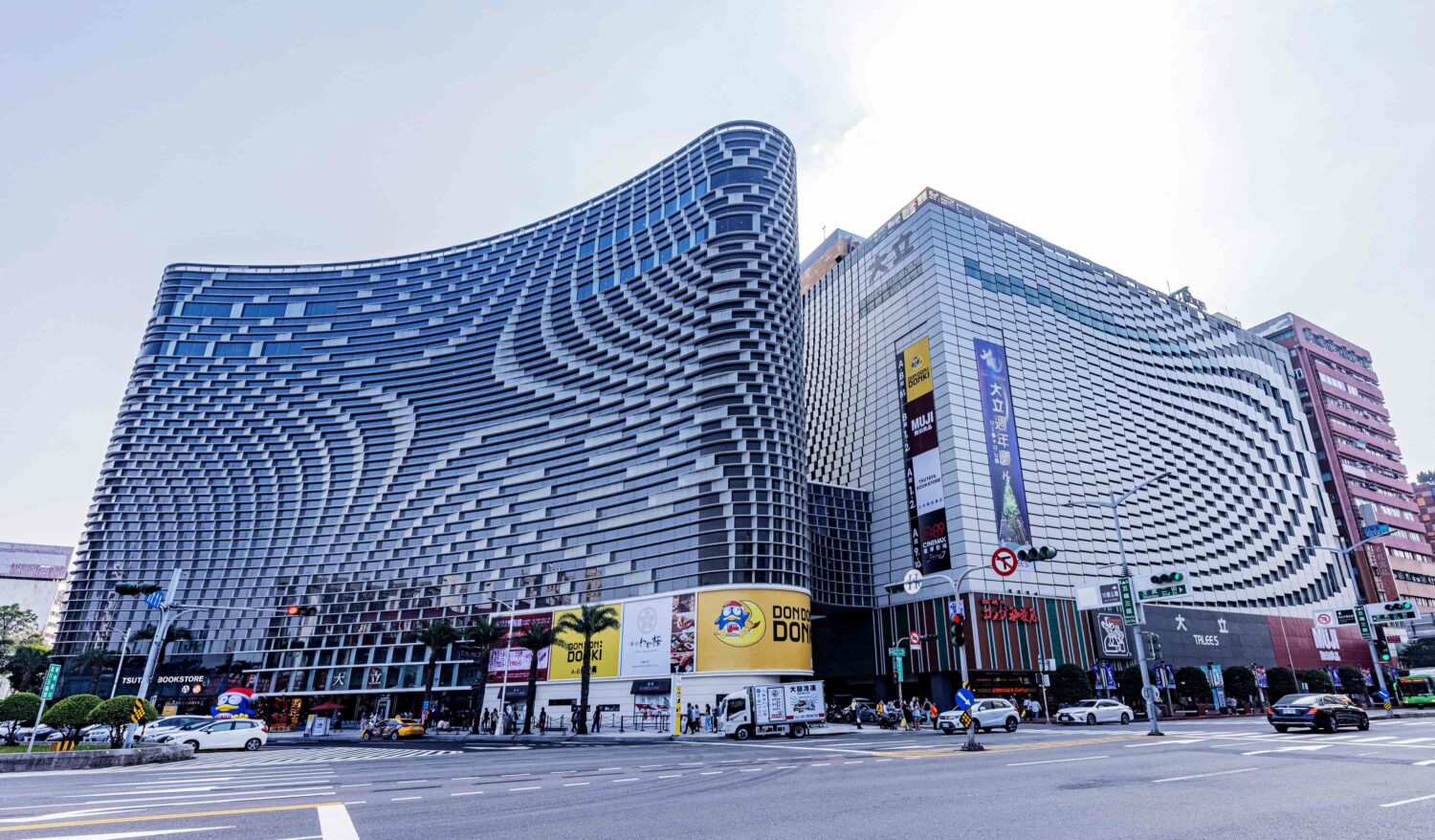 高雄四大百貨、五星飯店加碼應援高流聖誕地標「金勾TREE」 一張聖誕樹合照玩遍高雄享優惠！