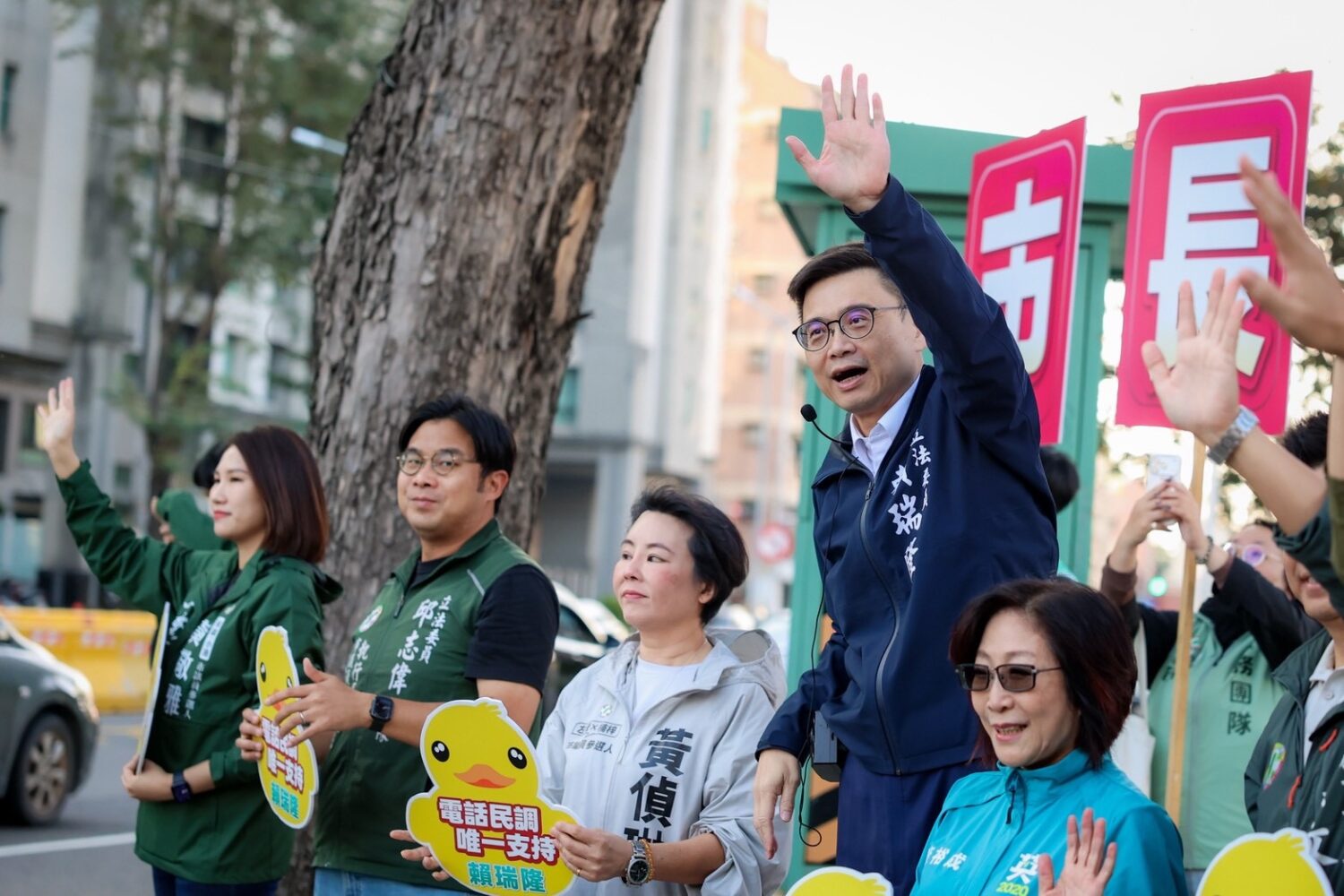 議長與議員 陪同賴瑞隆晨光中站路口 以行動衝刺選情