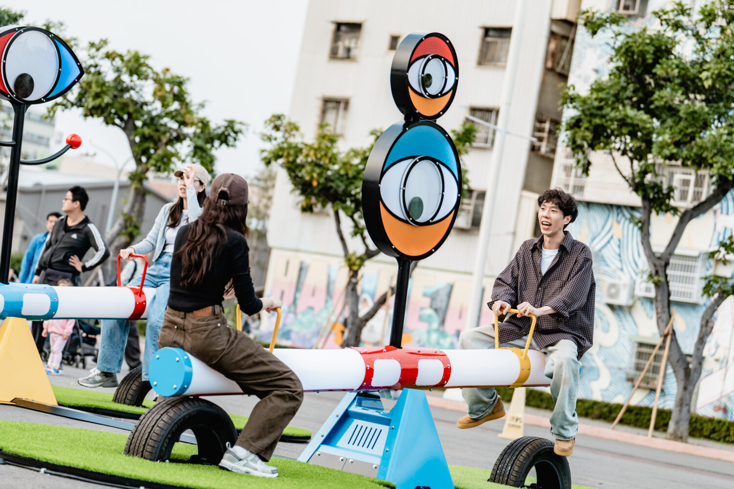 駁二港邊互動藝術裝置《好奇翹翹板》可愛又好玩!