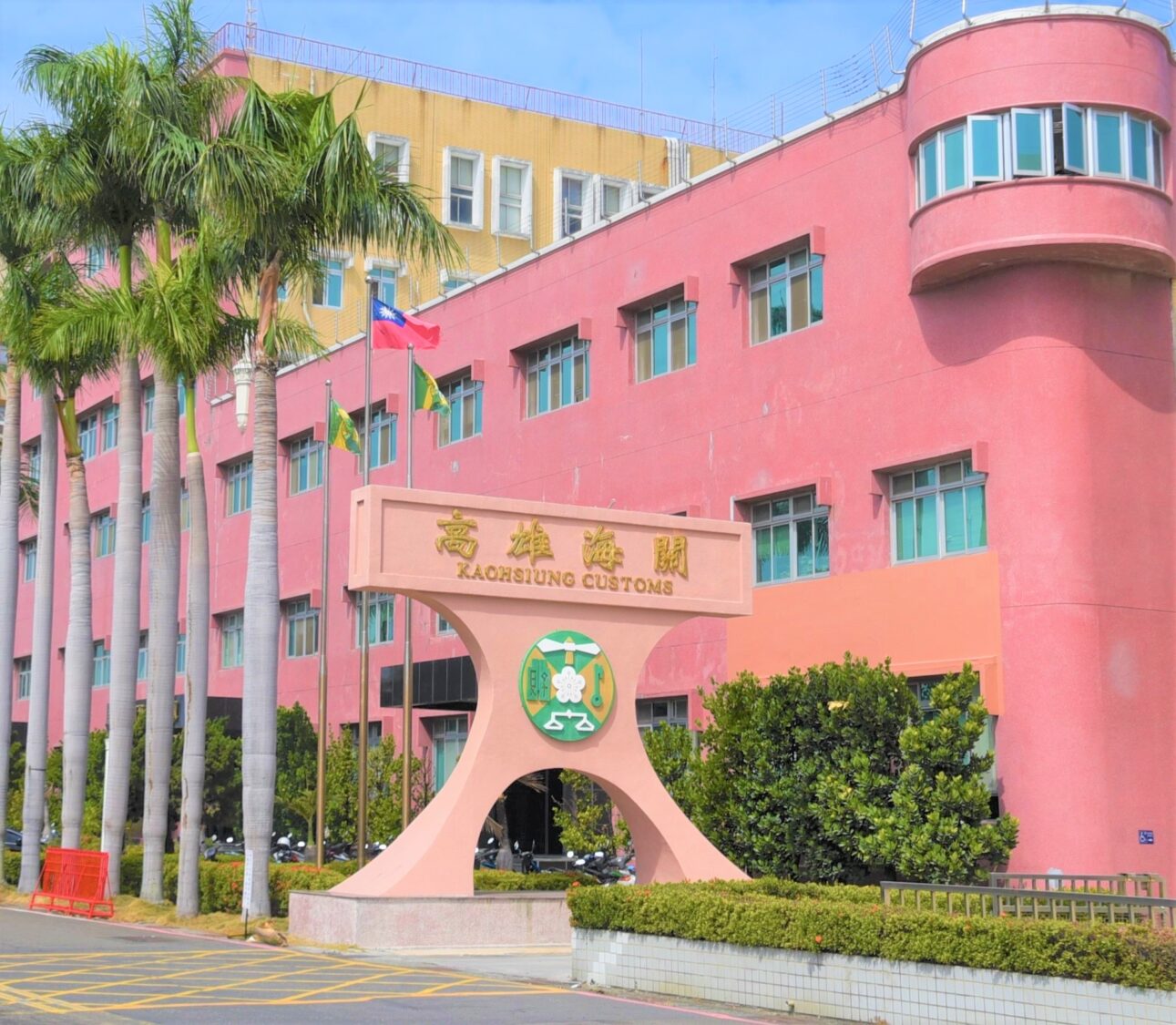 高雄關:封存船舶貯藏室之船員自用菸酒,離境始能啟封使用,以免受罰