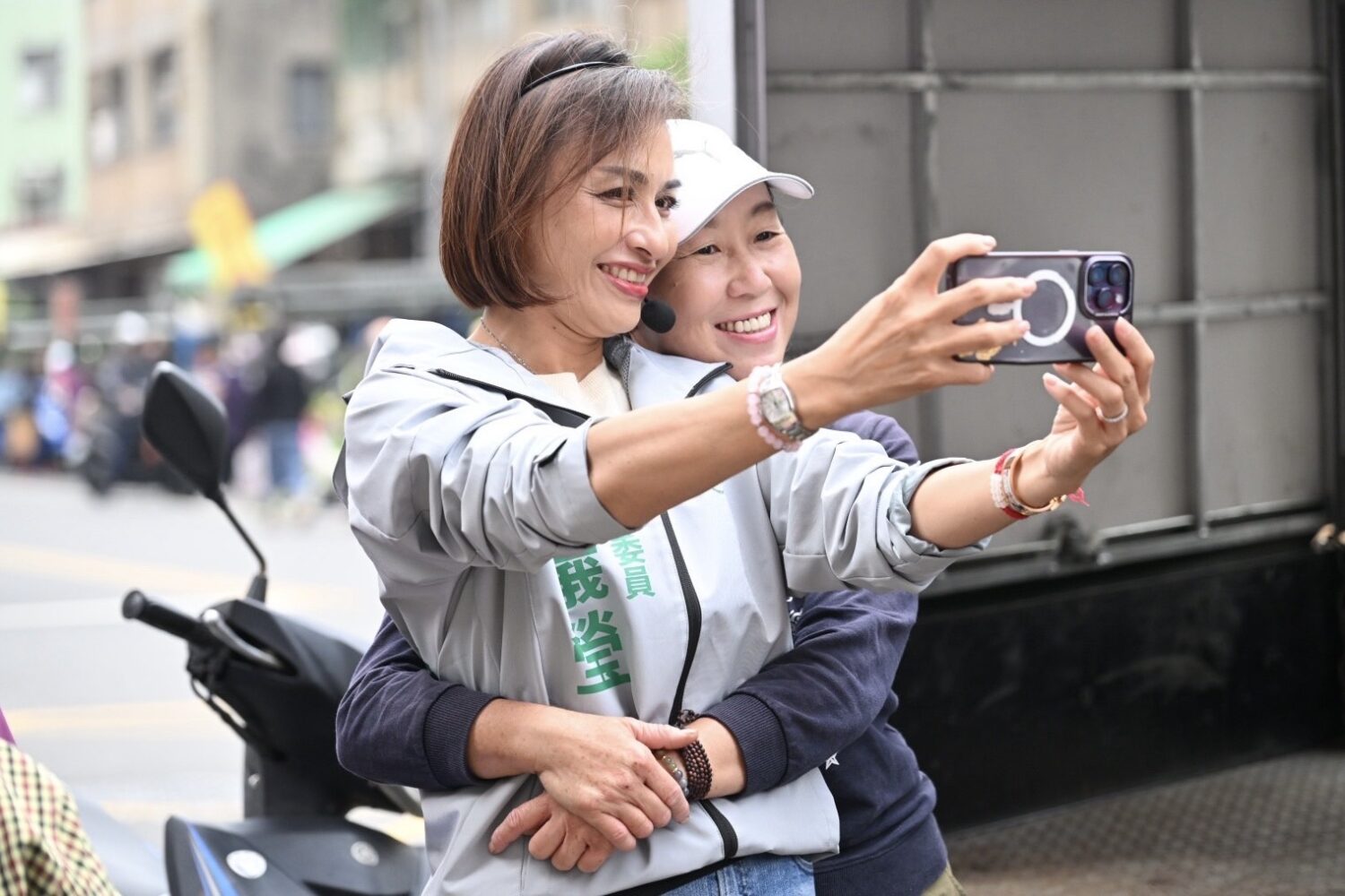 邱議瑩掃市場人氣爆棚 被婆媽熱情擁抱！大方回：拍照摟腰也OK啦