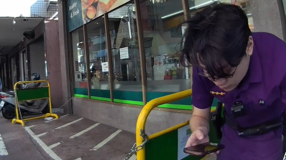 北屯90歲老翁超市前險跌倒 警掃描QR碼迅速聯絡家屬助返家