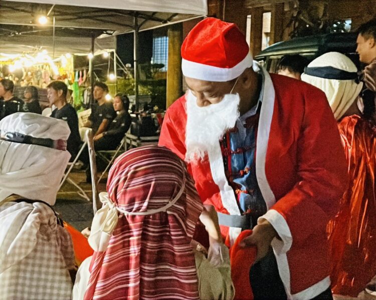 詩歌戲劇點亮獅子鄉聖誕夜　鄉長朱宏恩化身聖誕老公公傳遞祝福