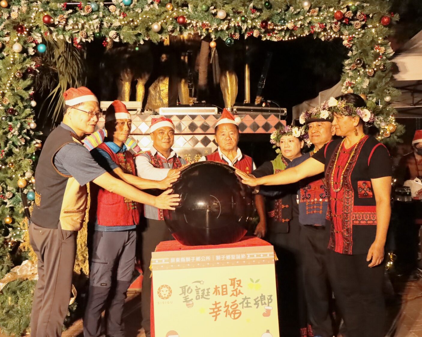 詩歌戲劇點亮獅子鄉聖誕夜 鄉長朱宏恩化身聖誕老公公傳遞祝福 詩歌戲劇點亮獅子鄉聖誕夜 鄉長朱宏恩化身聖誕老公公傳遞祝福
