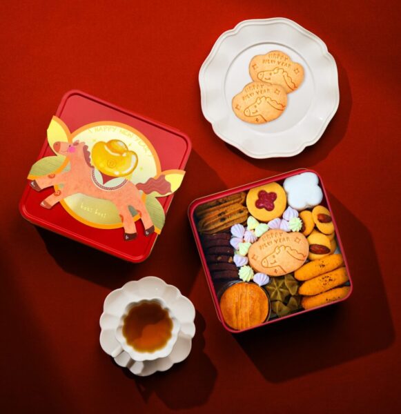 ▲koti koti推出「馬上有錢」餅乾禮盒，以馬年奔騰的姿態，象徵勇往直前、財運亨通，寓意。（圖/高雄夢時代提供）