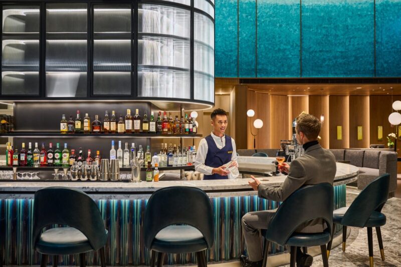 ▲作為酒店迎賓與相聚的重要場域，BL.T33 以輕鬆社交的大廳酒吧氛圍，成為跨年夜舉杯的最佳起點與暖身站。（圖/高雄洲際酒店提供）