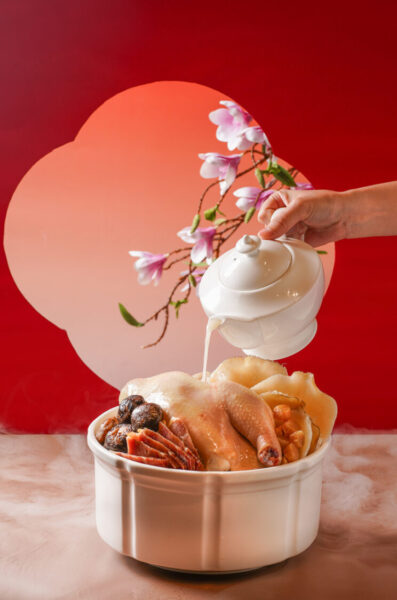 ▲外帶單品榮華御品排翅雞。（圖/老新台菜提供）