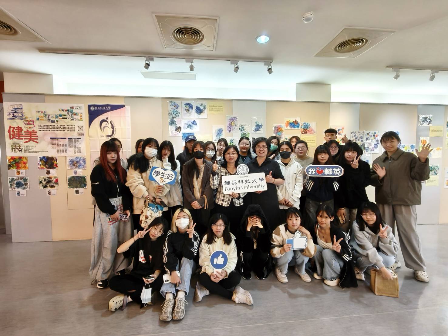 跨系學生以藝術與AI共寫情感故事 輔英科大「墨色健美展」展現校園創新教學