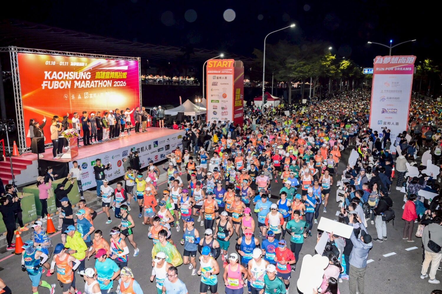 2026高雄富邦馬拉松今晨萬人開跑 國際跑者人數更勝上屆 2026高雄富邦馬拉松今晨萬人開跑 國際跑者人數更勝上屆