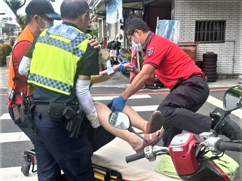 婦人暈眩跌倒 南門警救援送醫