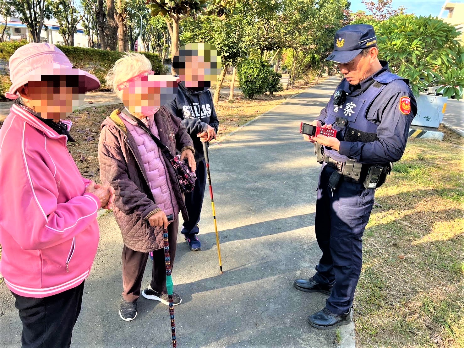 老婦徘徊安全島 八掌警細心查證助返家