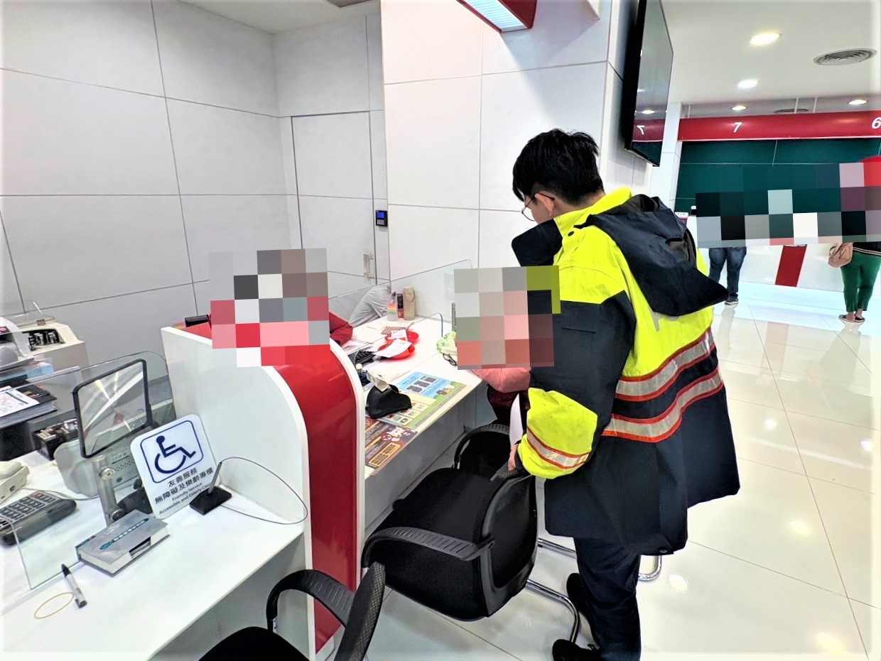 險入詐騙圈套 長榮警與行員關懷攔阻