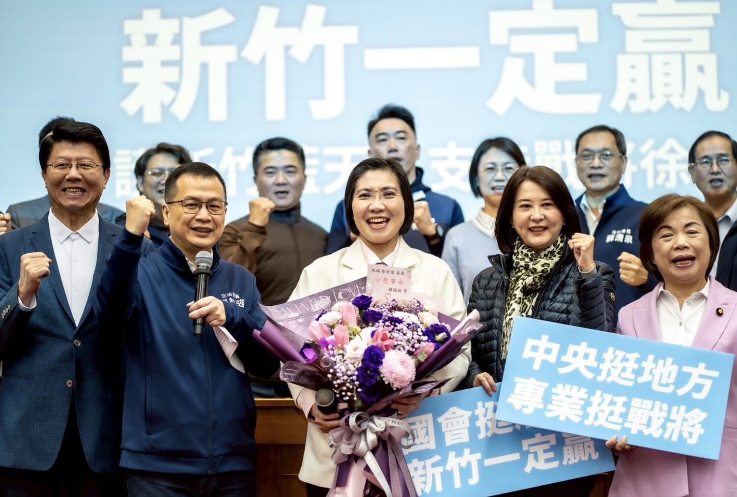 立委奧援韓國瑜贈花祝福 力挺徐欣瑩角逐新竹縣長