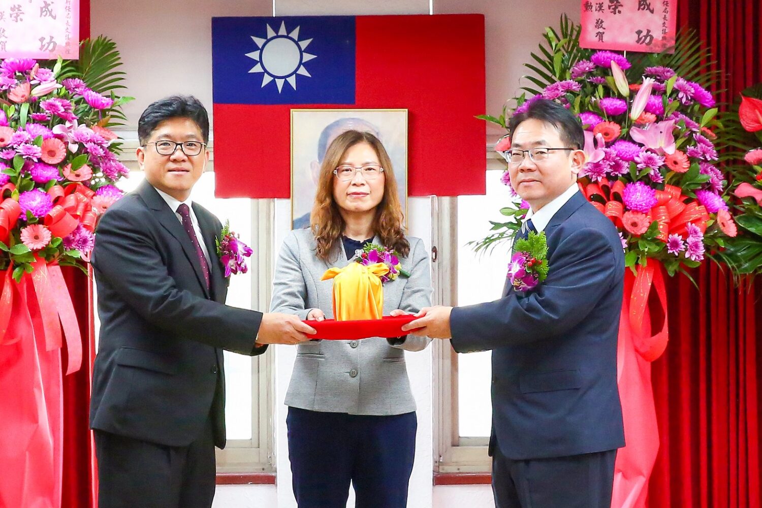 新竹郵局新、卸任局長交接  新任局長沈佛龍具備完整歷練