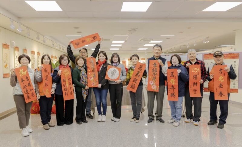 熱鬧迎馬年!竹市稅務局送春聯 12位書法名家現場揮毫