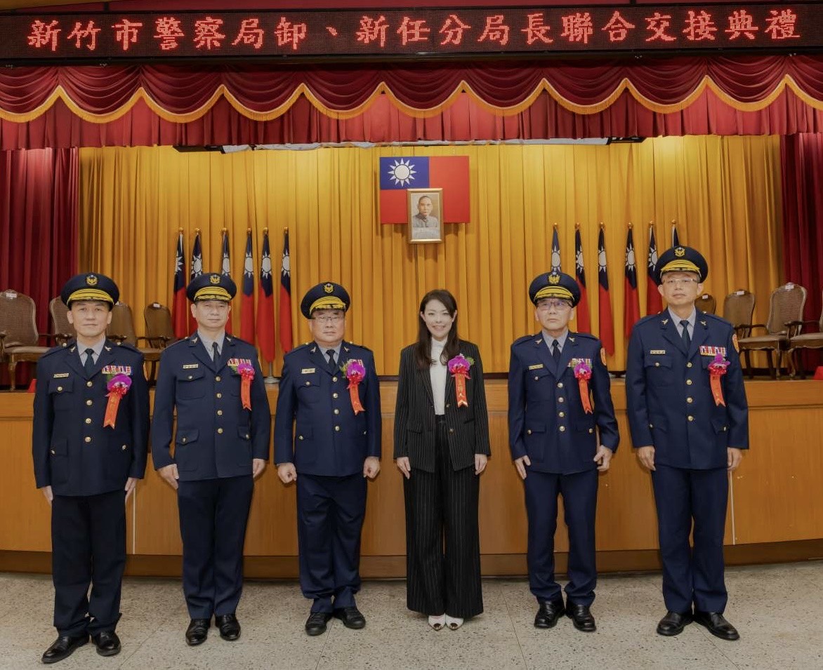 竹市新卸任警局分局長交接  高虹安期勉延續專業、強化合作