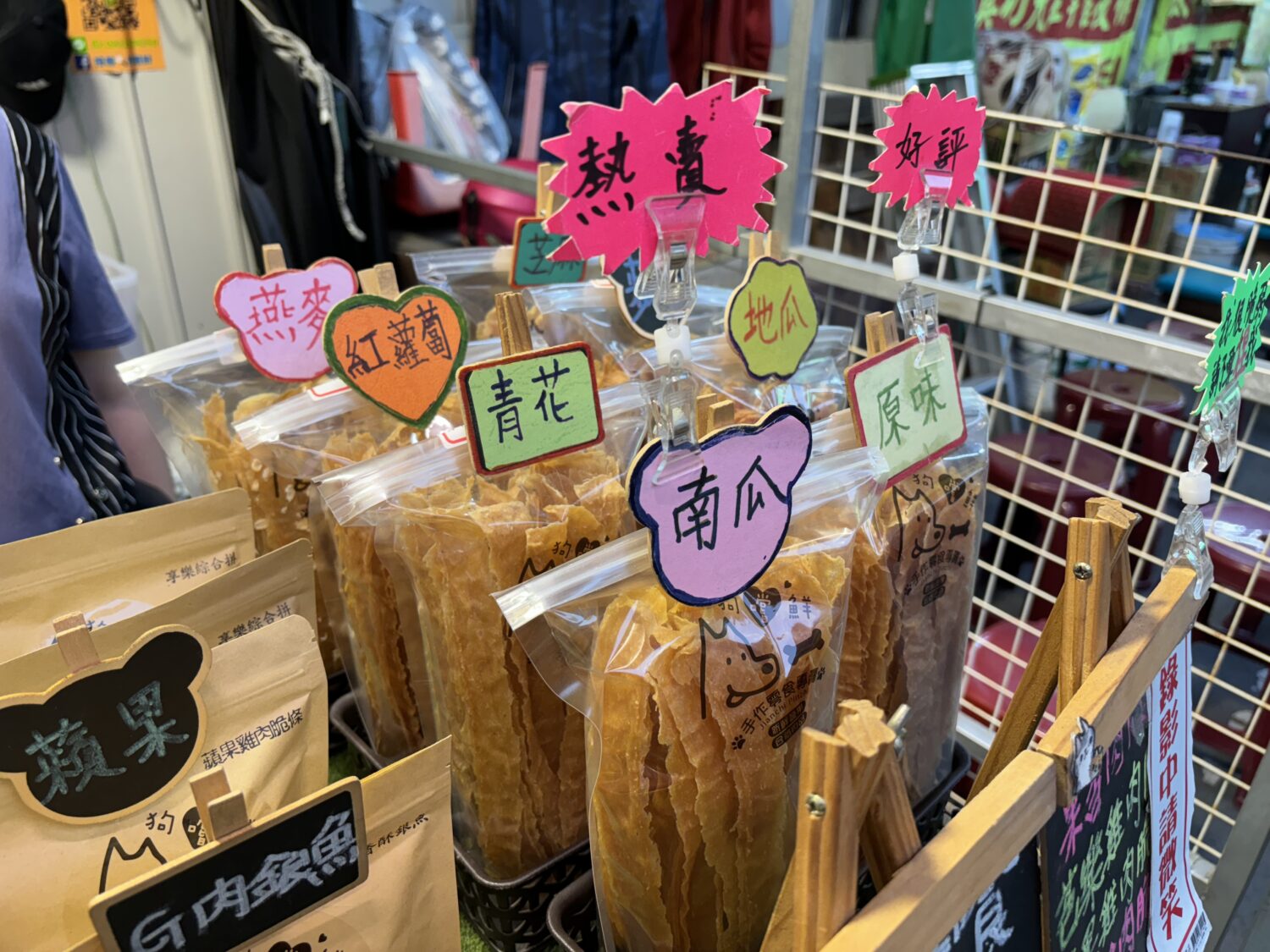 高市動保處提醒寵物食品業者應依法完成申報、確實標示 守護毛孩食安！