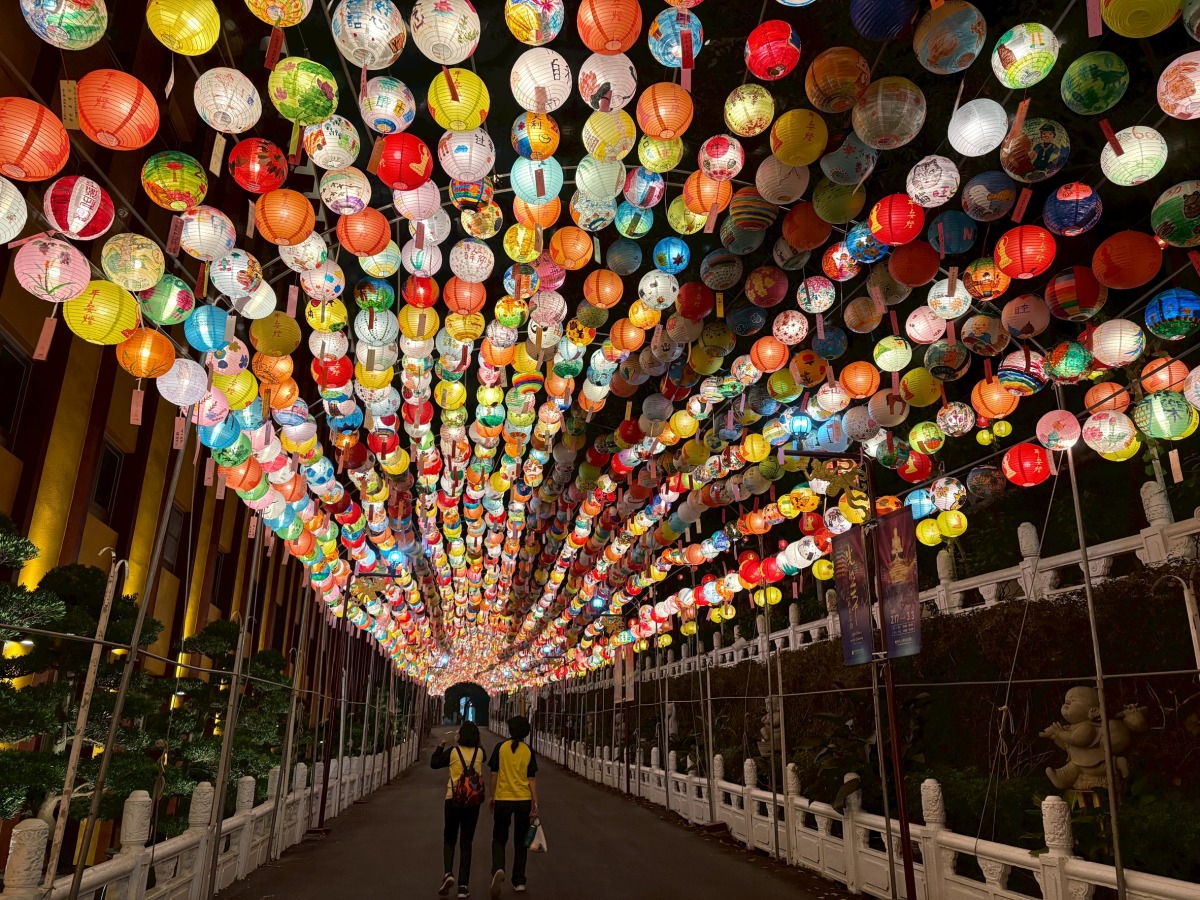 傳燈六十‧百年仰望　佛光山春節點亮馬年平安燈