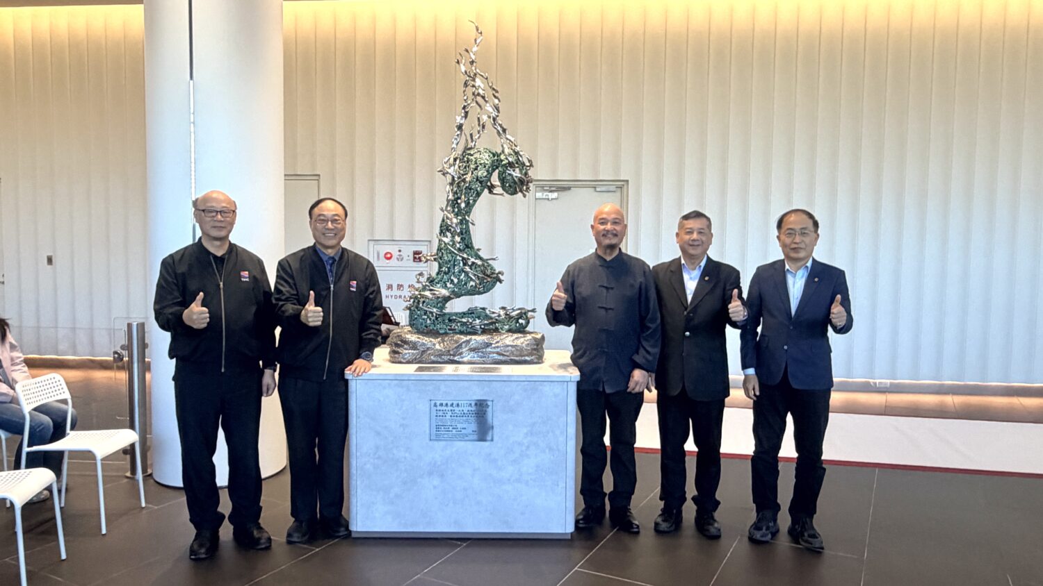 許文融大師於高雄港旅運中心揭幕雕塑《美麗傳說》，現場揮毫引領國風之美！