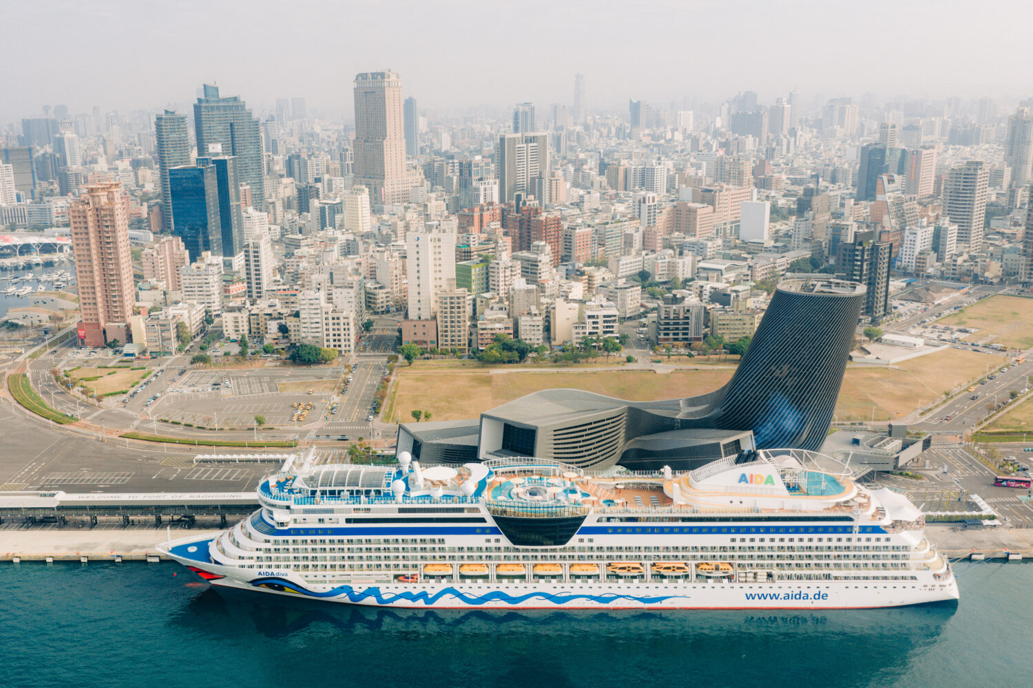 雙郵輪同日靠泊高雄港 愛達郵輪「愛達女神」、麗星郵輪「探索星號」相繼到港