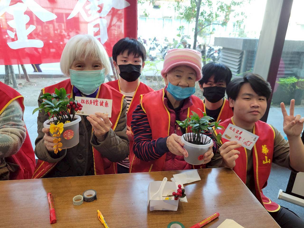 小港醫院攜手華山基金會募得愛心年菜  溫暖獨居長輩春節