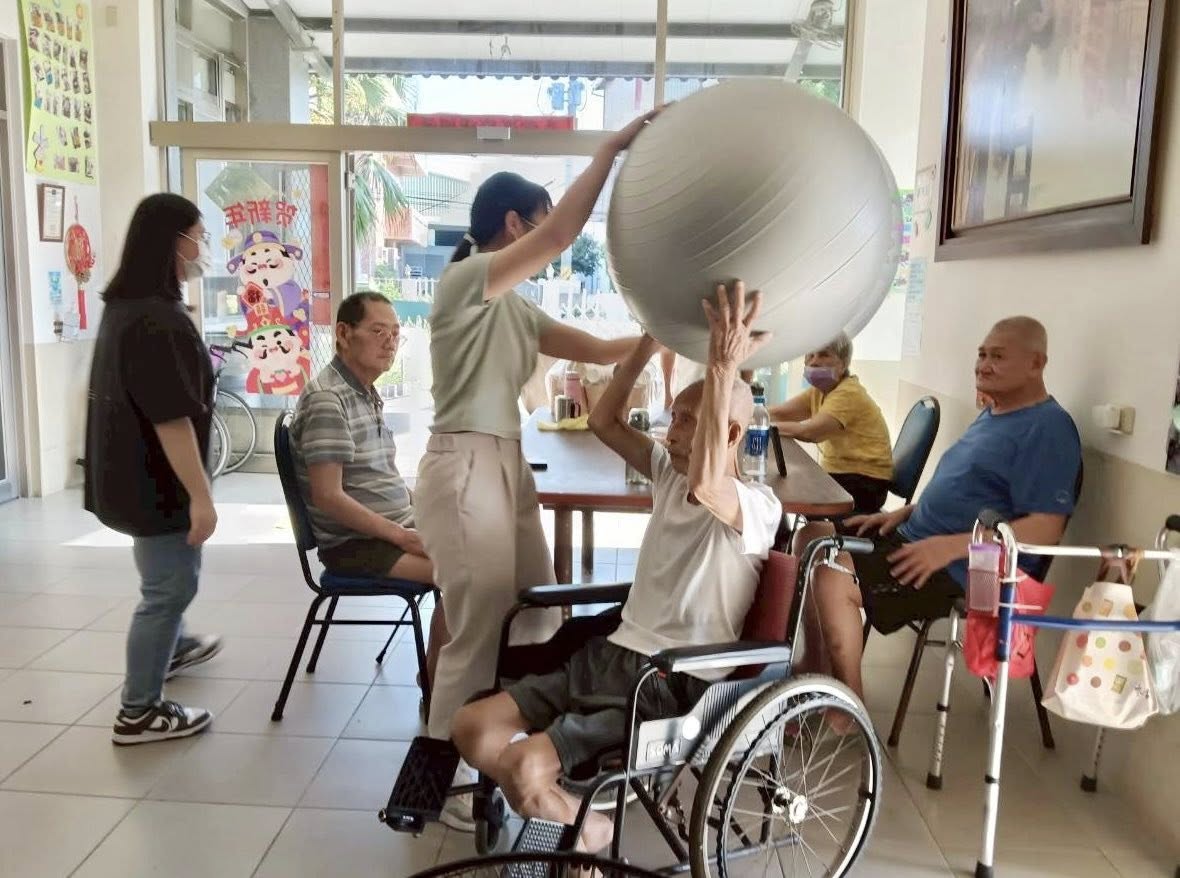 輔英科大聯合長照中心培育有溫度的照護人才 物理治療系教學實踐走進高齡照護現場 輔英科大聯合長照中心培育有溫度的照護人才 物理治療系教學實踐走進高齡照護現場