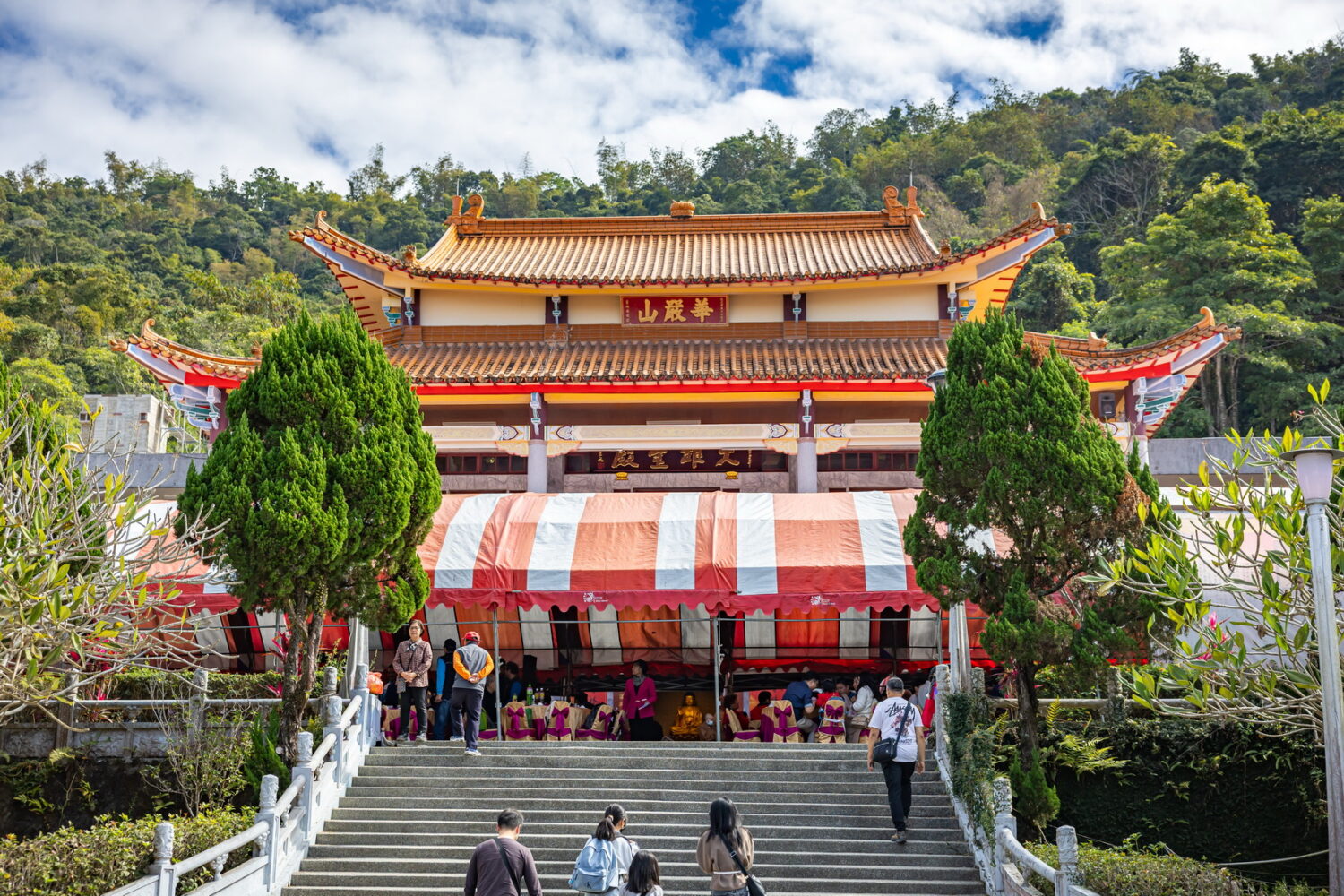 國姓鄉清德寺歲末聯歡 席開50桌義工信眾齊聚