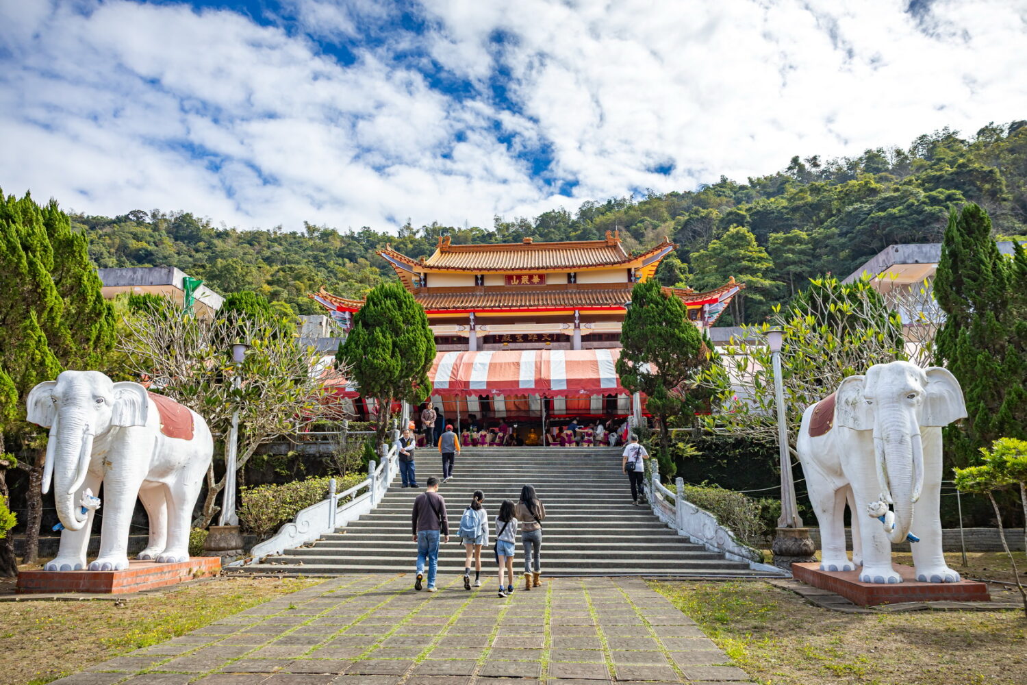 國姓鄉清德寺歲末聯歡 席開50桌義工信眾齊聚