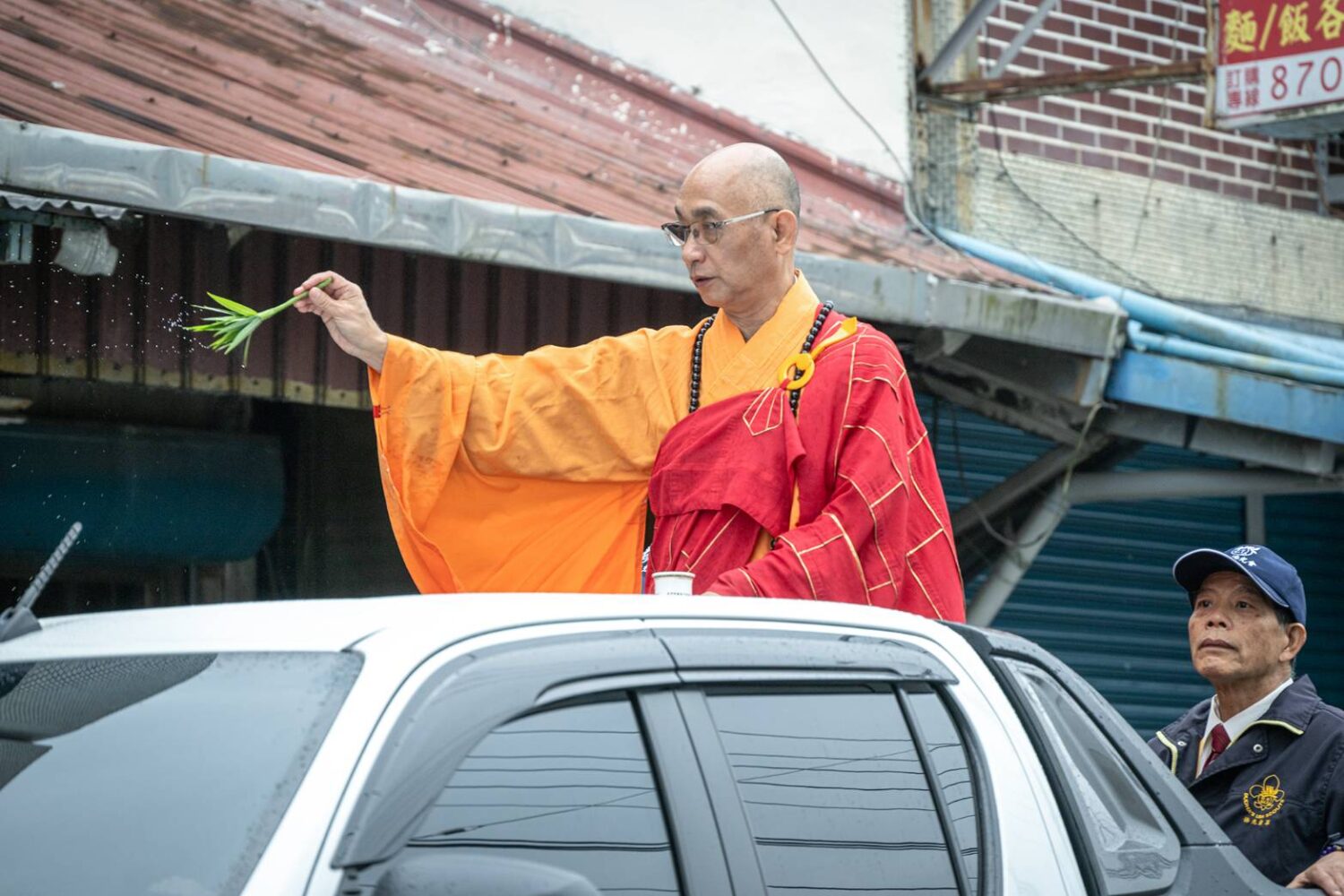 掛念記光復鄉民  佛光山寒流中送暖