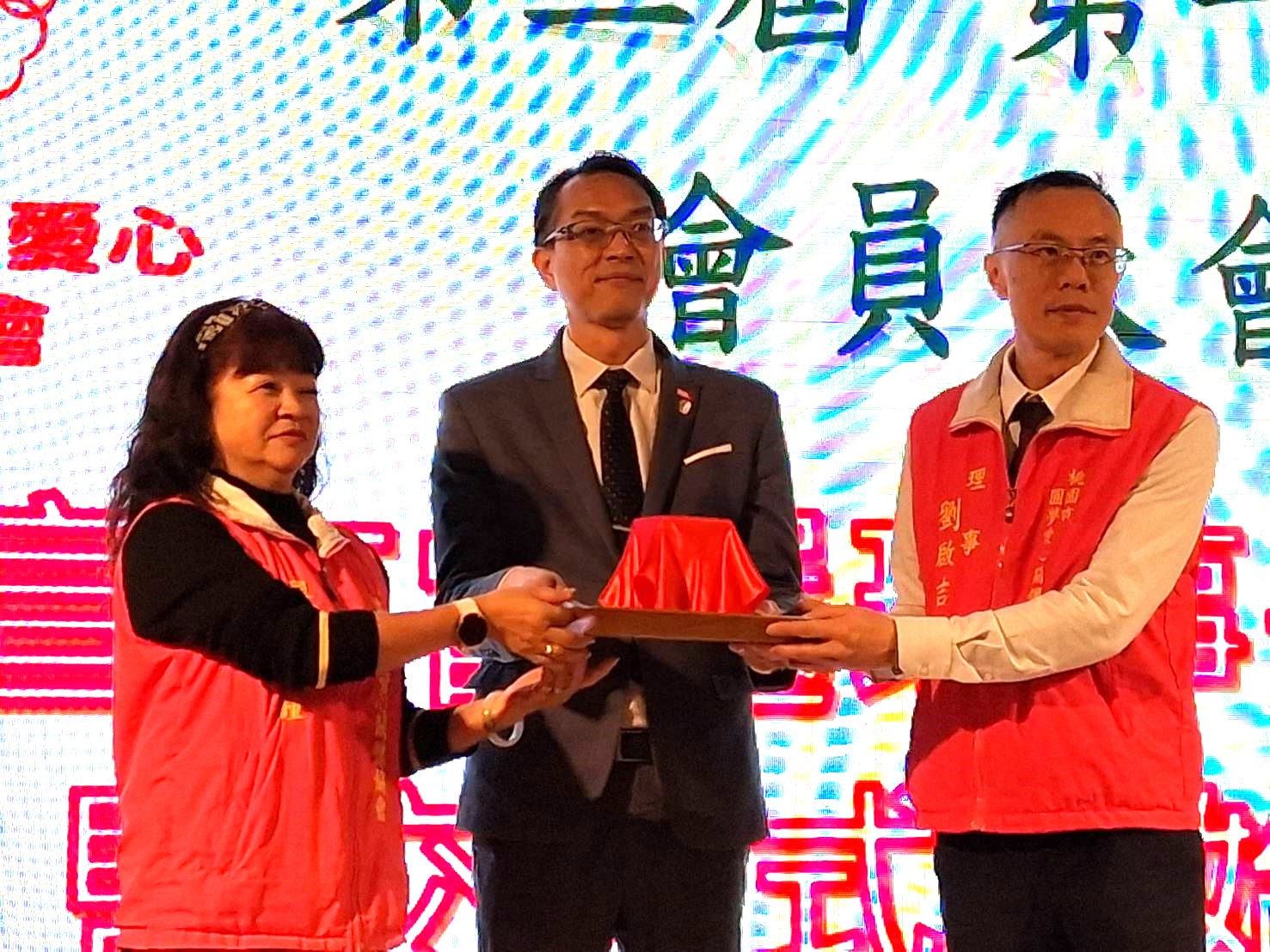 桃園市圓夢愛心關懷協會理事長交接 「每月一愛」持續傳遞