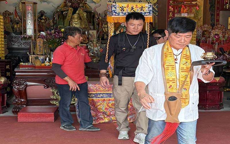 承恩立誓、以行還願　玄鷲山高邑雲天宮副爐主傅俊雲背轎北行為台灣祈福