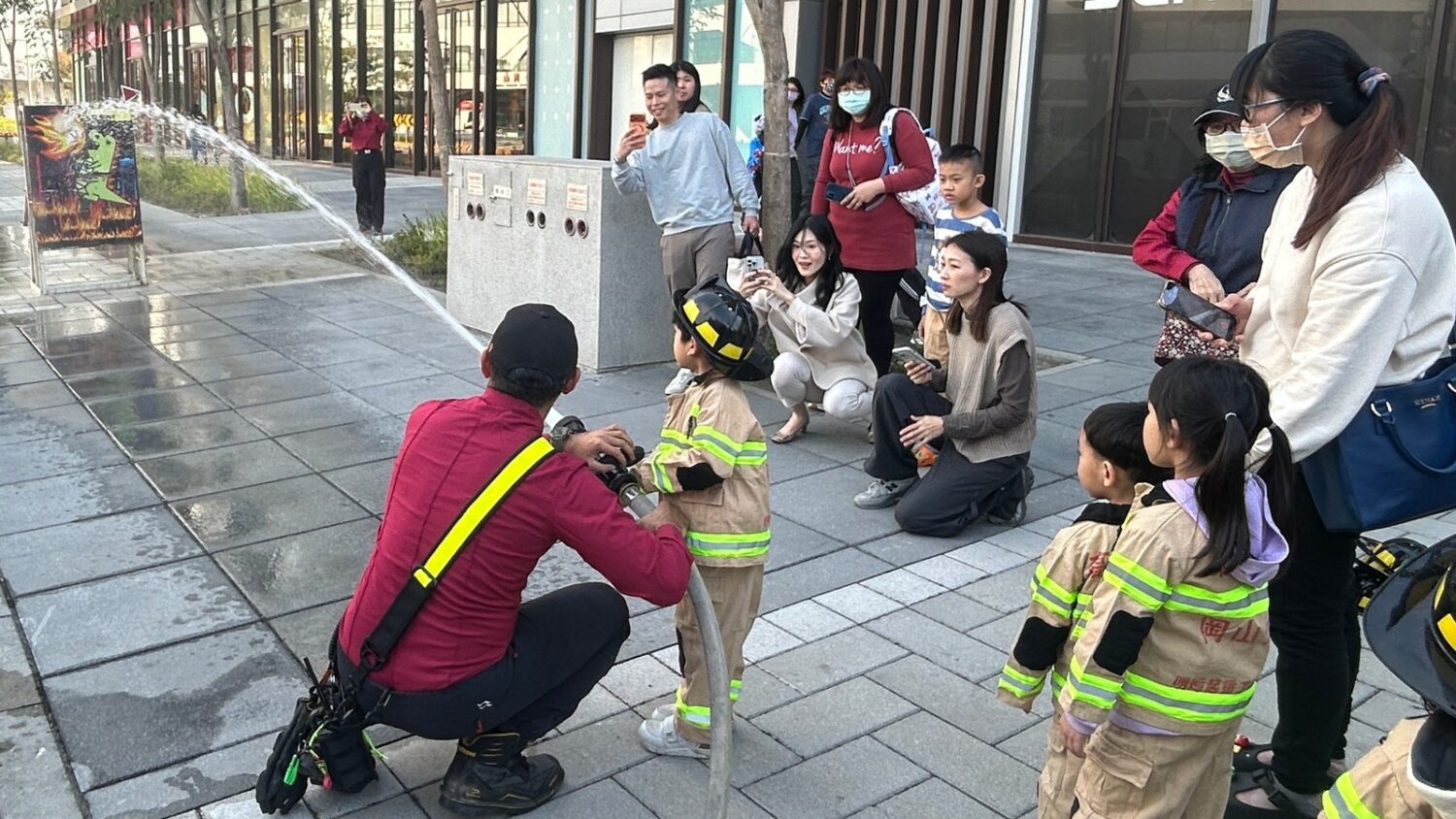 消防局岡山分隊打造「小小消防英雄」150位幼童體驗防災教育