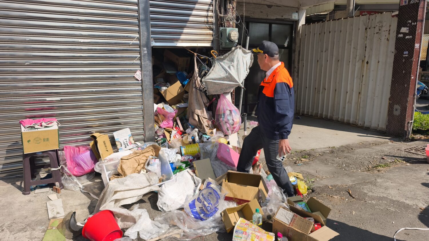 高雄大社消防分隊訪視囤積戶 借鏡火警悲劇強化居安防護 高雄大社消防分隊訪視囤積戶 借鏡火警悲劇強化居安防護