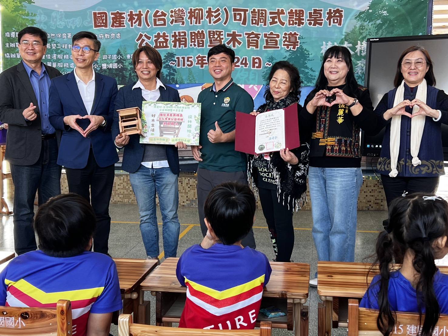 立委鍾佳濱媒合國產材課桌椅公益捐贈 ，讓屏東學子擁抱土地溫度