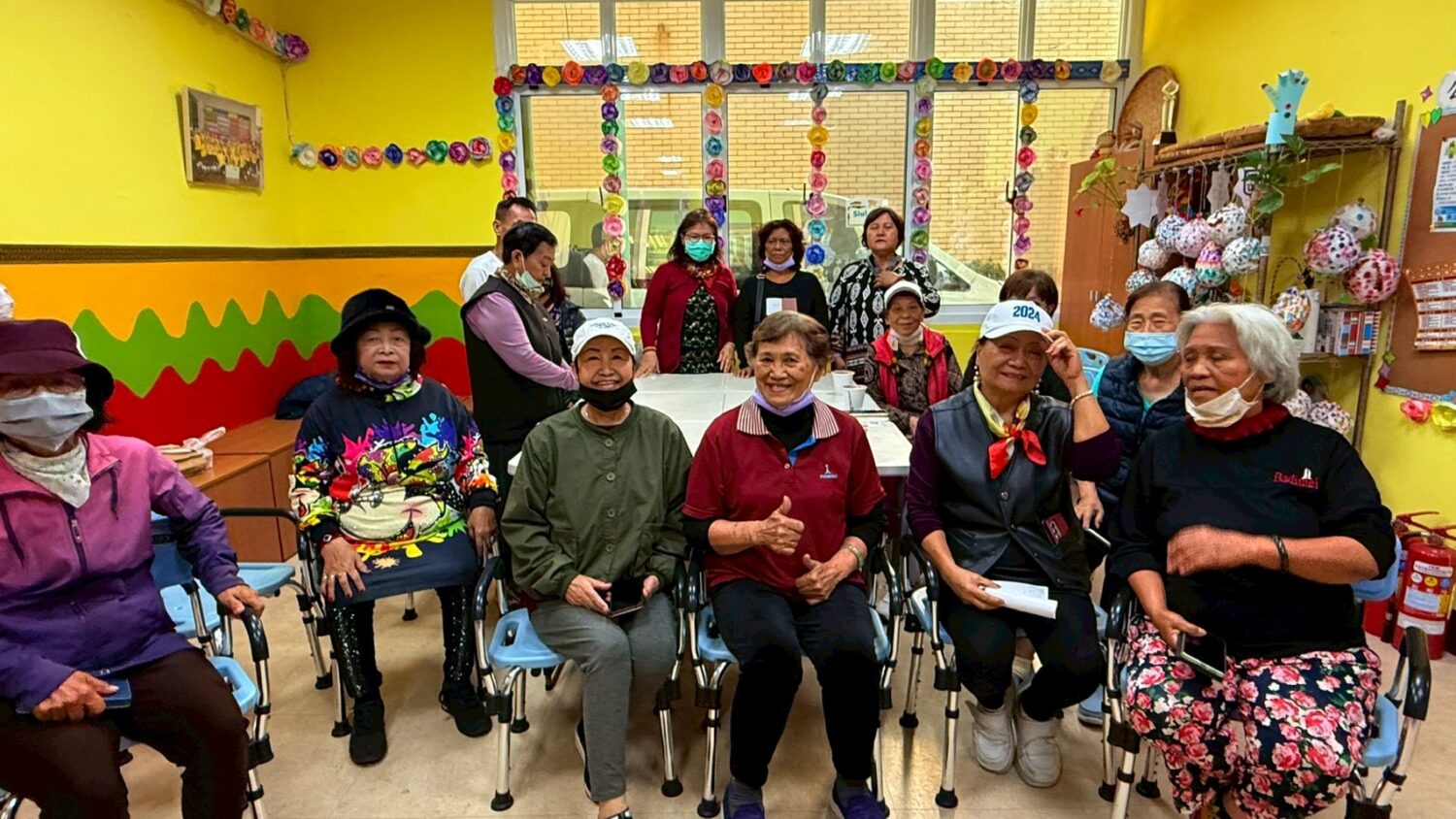 照服員帶隊陪練口說 筆試 高雄原民長者組團報考族語認證 展現活到老學到老精神