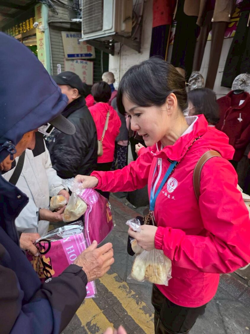 強烈冷氣團來襲 心潮麗天協會寒冬關懷街友 藝人衣宸、兆群共同響應行 發放上百份熱食與防寒物資