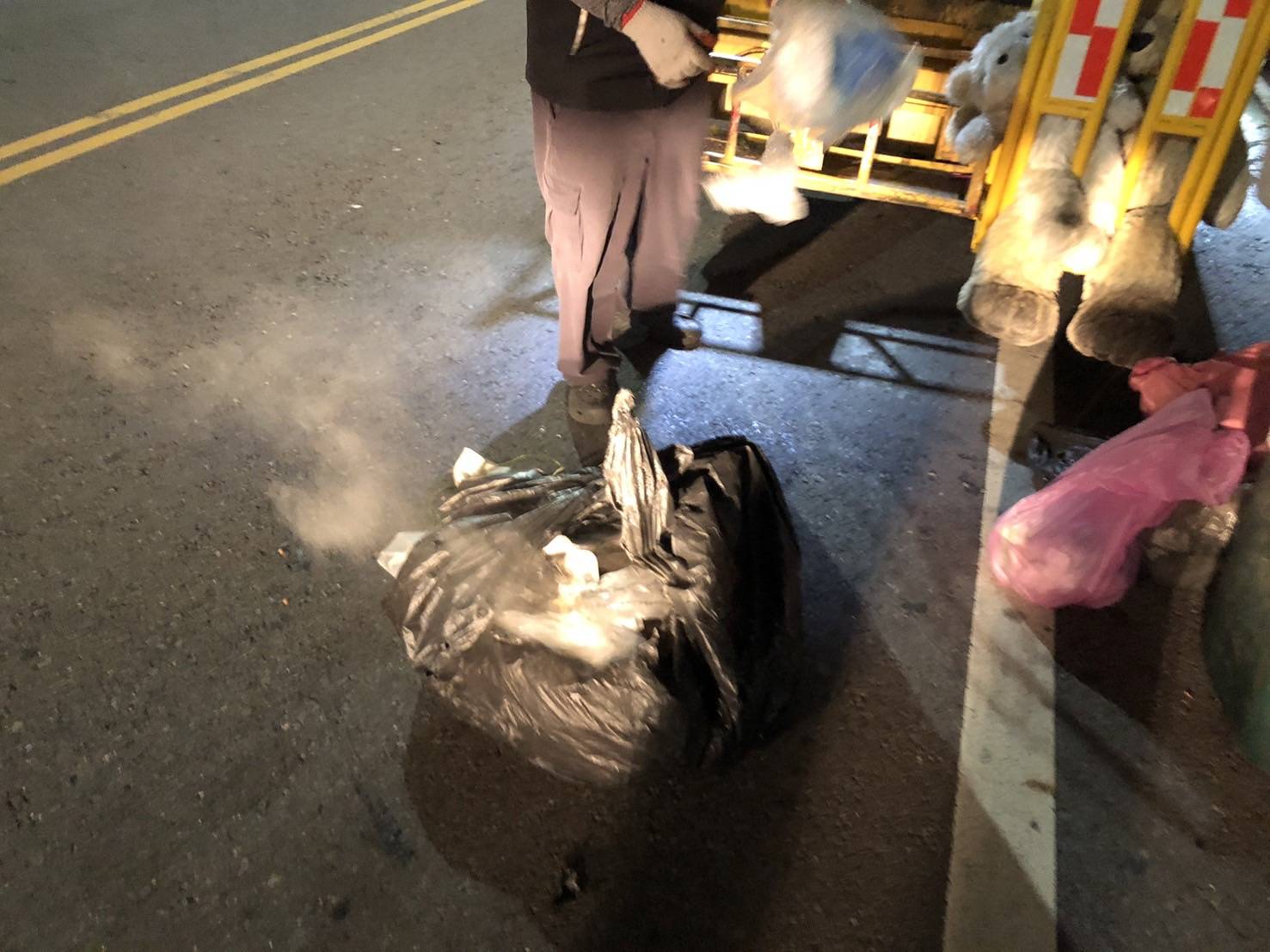 垃圾車發生2起悶燒! 高市環保局嚴正呼籲:年終大掃除 鋰電池等危險品勿再亂丟垃圾車 垃圾車發生2起悶燒! 高市環保局嚴正呼籲:年終大掃除 鋰電池等危險品勿再亂丟垃圾車