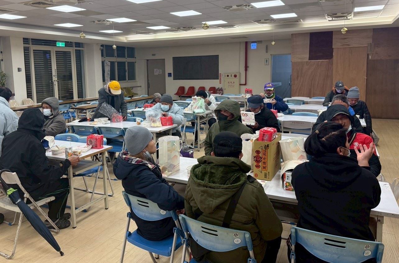 桃市府社會局夜訪街友 發放熱食及保暖用品勸導至外展中心避寒