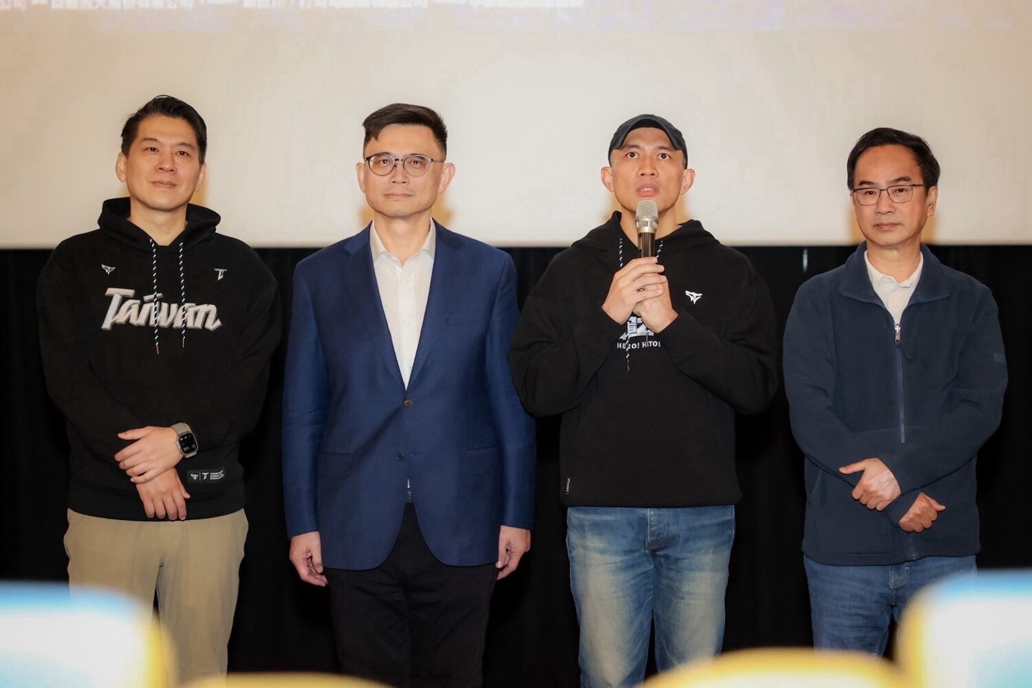 元旦包場《冠軍之路》 賴瑞隆、李昆澤、李柏毅、康裕成與議員邀少棒隊觀影:高雄隊團結邁向勝利