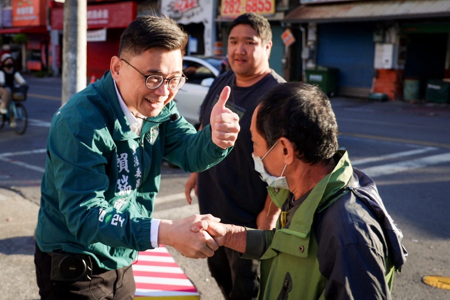 從早到晚深入基層不停歇!賴瑞隆密集站路口車掃:握緊雙手、腳步未停、初心不變,守護高雄堅定前行