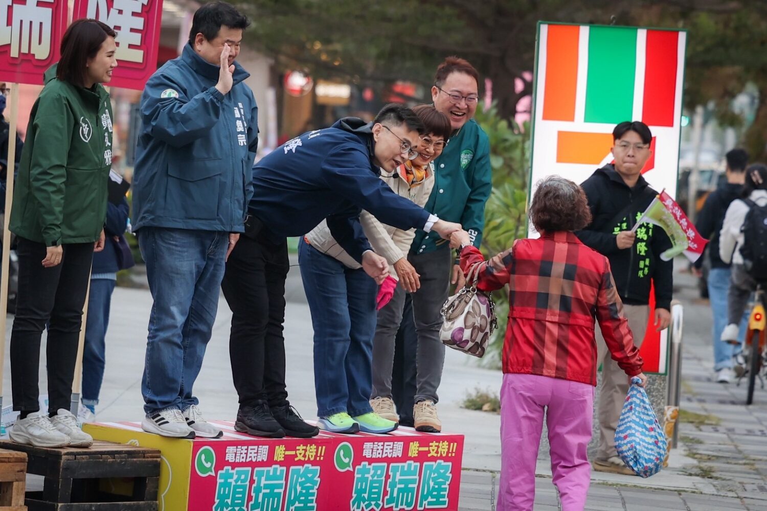 「豬肉王子」歌王蔡小虎獻聲力挺！高雄市長唯一支持「菜市場之子」賴瑞隆