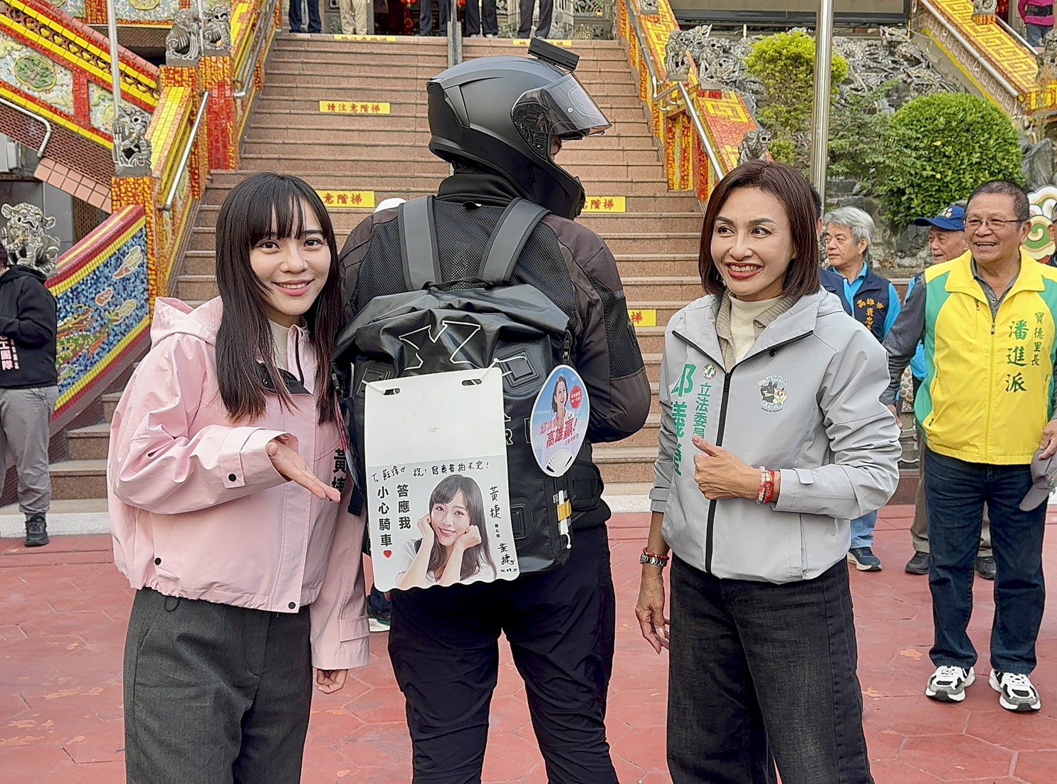 邱議瑩、黃捷號召「擋泥板騎士團」掃街衝勝選氣勢 另類造勢超吸睛!