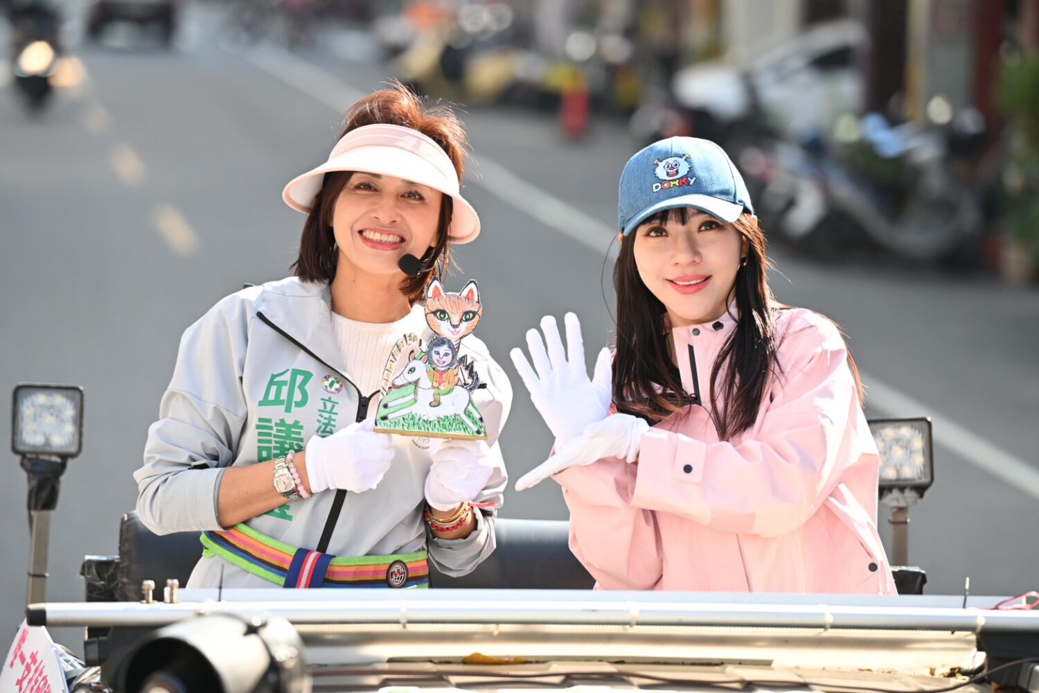 邱議瑩率先啟動感恩謝票車掃、鄉親不捨落淚相擁