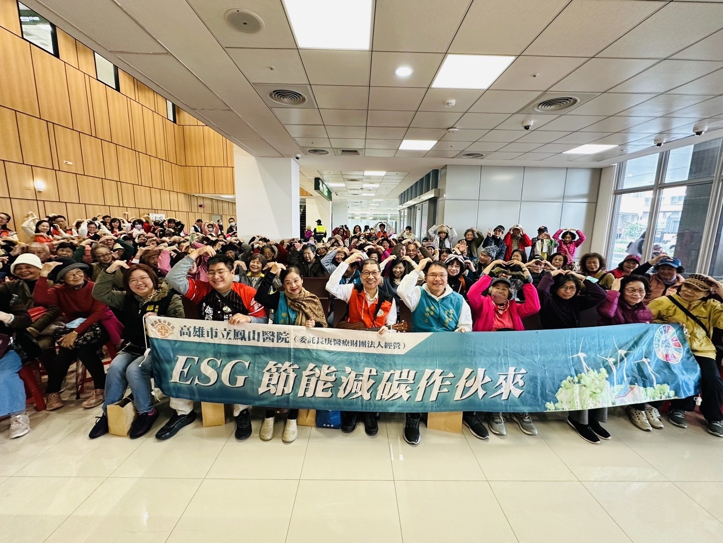 響應ESG永續健康 鳳山醫院高齡友善走入社區　轄下巷弄站長輩院內成果展