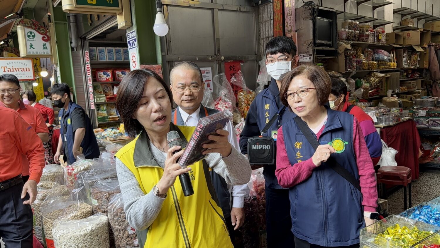 高雄市衛生局年節食品抽驗全部合規 三鳳中街年貨擴大聯合稽查抽檢把關