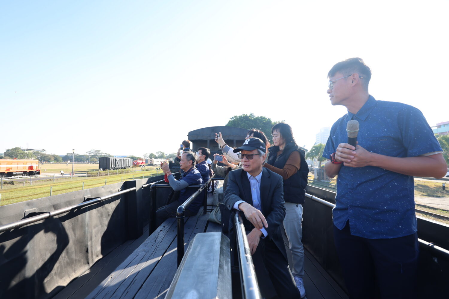 文化部長李遠走訪高雄 搭乘百年鐵道體驗城市紋理 閱讀港都百大文化基地