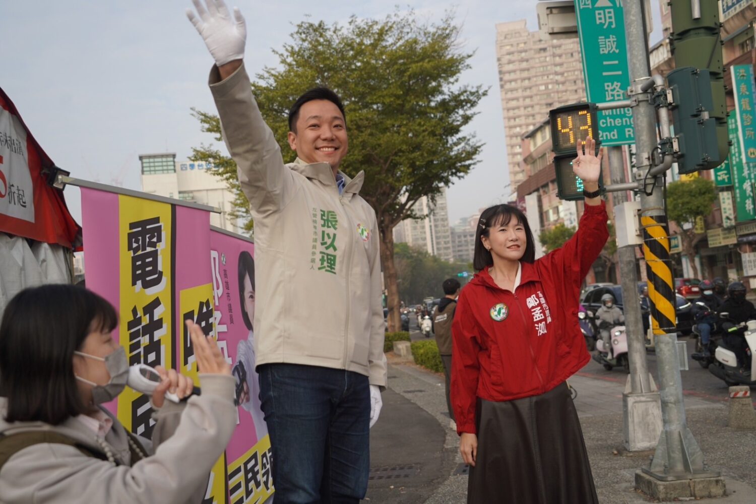 其邁子弟兵現身街頭,最年輕的議員與最年輕的局長一同站路口! 其邁子弟兵現身街頭,最年輕的議員與最年輕的局長一同站路口!