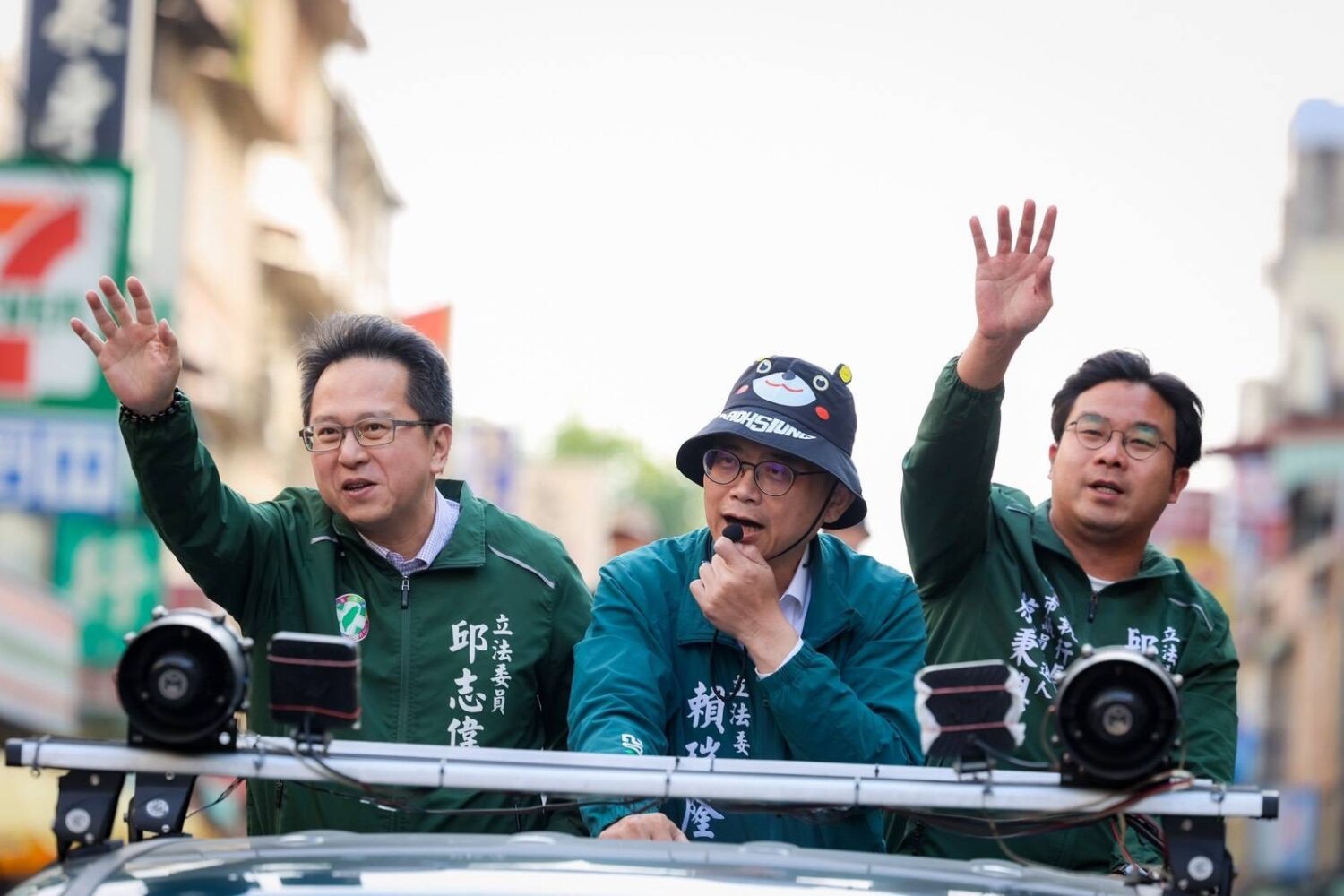 賴瑞隆岡山謝票，邱志偉同車向民眾致意